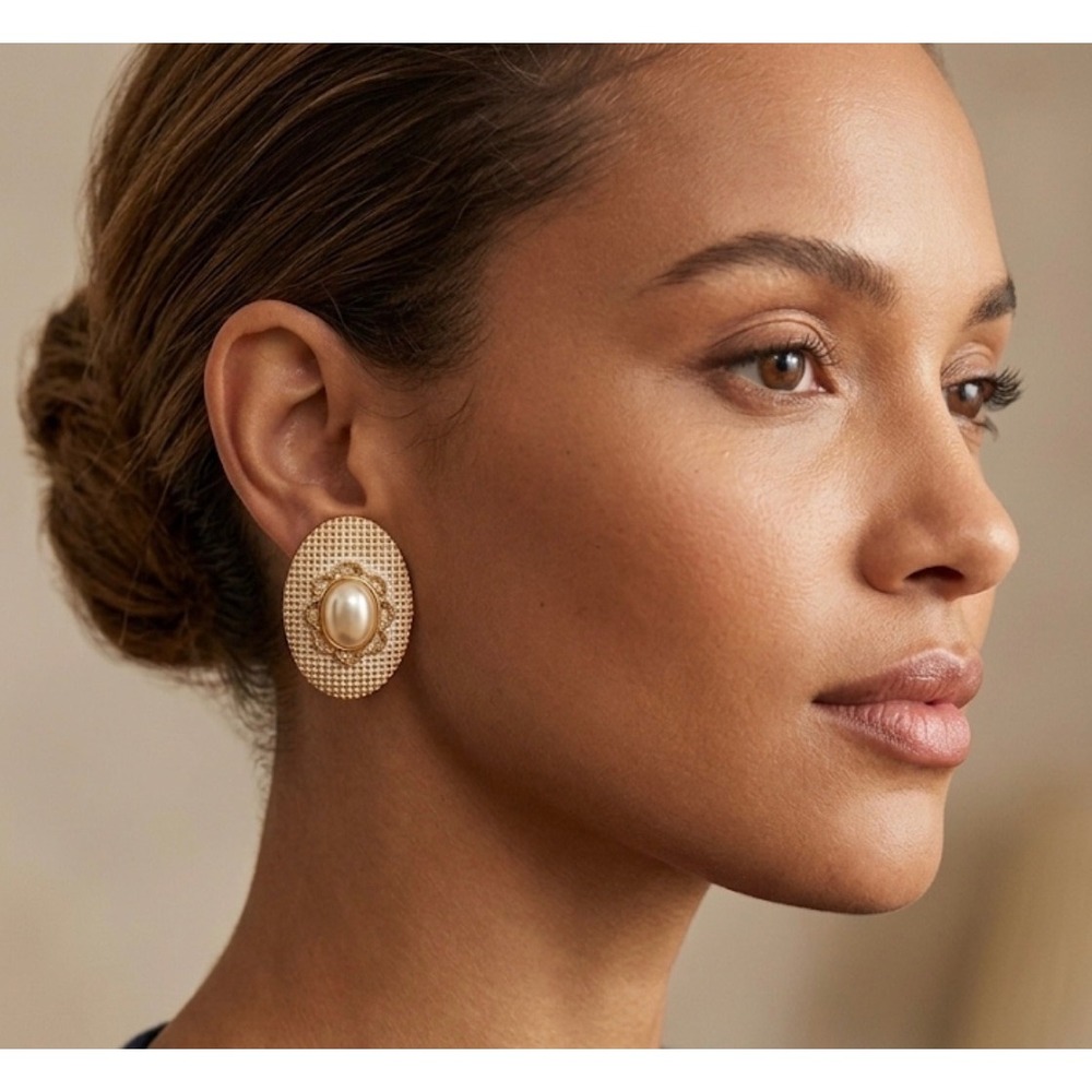 Hugo Vintage Inspired Gold Tone Textured‎ Oval Faux Pearl Stud Earrings